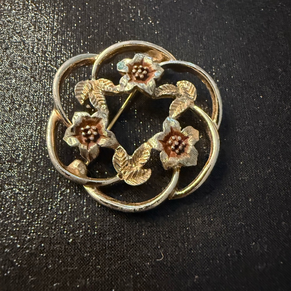 Vintage Sarah Coventry Round Raspberry Blossom Brooch. 1 1/2 Circumference.